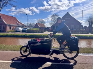Fahrerin aus dem Schokofahrt Team fährt mit dem FS Life an einem Kanal entlang.