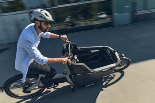 Mann fährt das Ca Go FS Life.