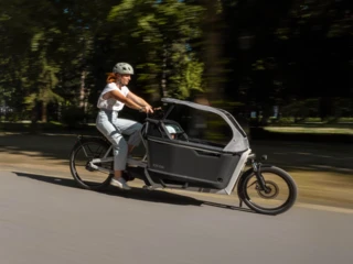 Eine Frau fährt das FS200