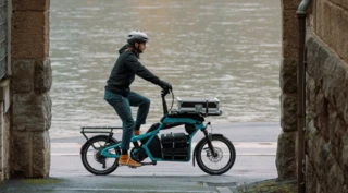 Mann fährt mit dem Ca Go CS am Rhein entlang.