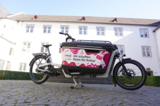 FS200 Life Multi der Stadt Koblenz. Auf der Box ist eine Folie mit der Aufschrift "Wir schaffen Raum für Kultur." angebracht.
