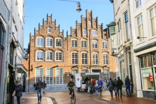 Mensen in de stad Den Bosch.