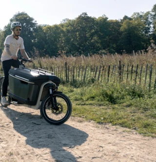 Mann fährt mit FS200 Life Multi über einen Feldweg