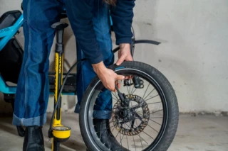 Ausgebauter Fahrradreifen wird aufgepumpt