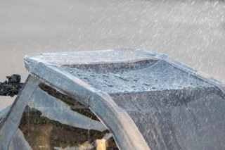 All-Weather-Top wird mit Wasser abgespritzt