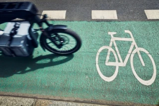 Ein Ca Go CS fährt über einen Fahrradweg in der Stadt.