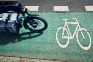 Ein Ca Go CS fährt über einen Fahrradweg in der Stadt.