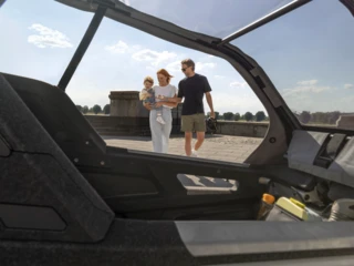 Familie läuft auf das Ca Go FS Life zu.