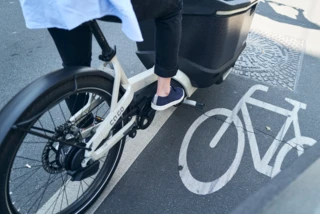 Fs Life in der Stadt, auf dem Boden ist ein Fahrradsymbol.