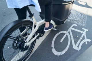 Fs Life in der Stadt, auf dem Boden ist ein Fahrradsymbol.