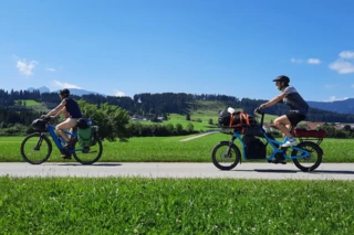 Birgit und Nelly fahren durch das Allgäu. Nelly fährt das Ca Go CS.