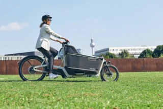 Frau fährt mit FS200 Life durch Berlin.