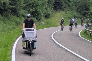 Ca Go Mitarbeiter Lars fährt mit dem Ca Go FS Life.