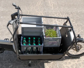 Nahaufnahme der beladenen Foamlite-Ladefläche des FS Vario.