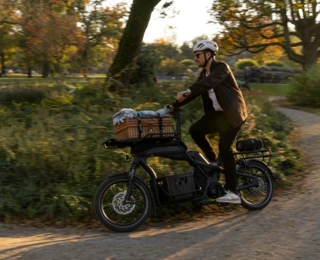 Ein Mann fährt auf einem CS in einem Park dynamisch eine Kurve.