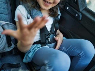 Ein Mädchen sitzt im Kindersitz des FS200 Life