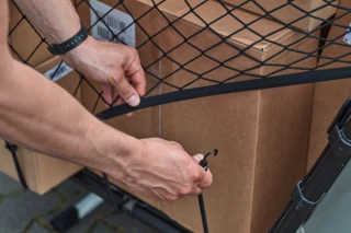 Mit einem Netz werden Pakete auf dem FS Vario gesichert