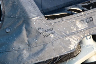 Nahaufnahme des Schriftzuges auf dem All-Weather-Top