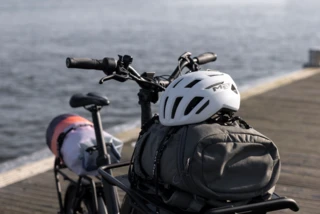 Nahaufnahme vom Ca Go CS. Auf dem Front Rack liegen eine Tasche und ein Fahrradhelm. 