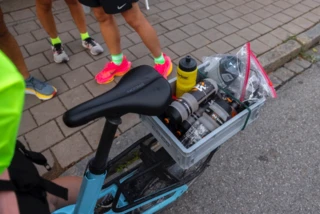Eurobox mit Trinkflaschen auf dem Rear Rack des Ca Go CS