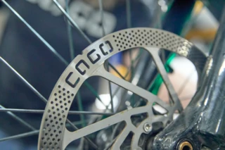 Vorderradachse mit eingraviertem Ca Go Logo