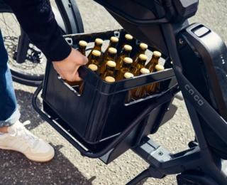 Ein Mann lädt eine Getränkekiste in das Center Rack eines CS.