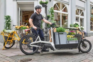 Mann steht mit beladenem FS Vario vor einer Gärtnerei