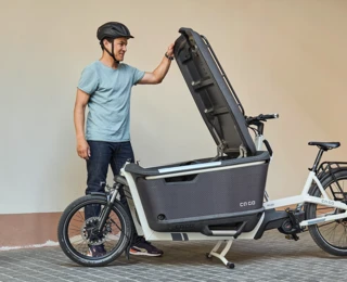 Ein Mann öffnet die Abdeckung des FS200 Life