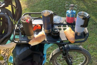 Das Front Rack des Ca Go CS dient als Frühstückstisch.