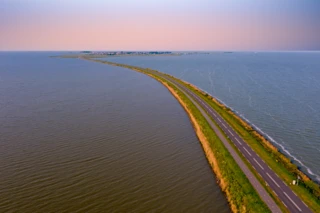 Luftaufnahme vom Deich nach Marken am IJsselmeer in den Niederlanden