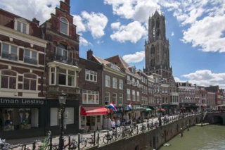 Utrechter grachten en Domtoren op een zomerdag