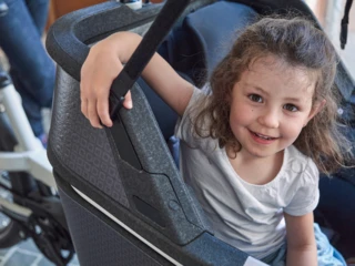 Ein Mädchen sitzt in der Transportbox des FS Life