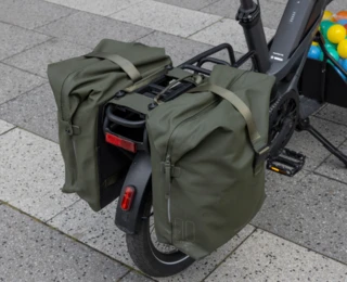 Olivfarbende Taschen hängen an den MIK-Schnittstellen des CS Rear-Racks montiert.