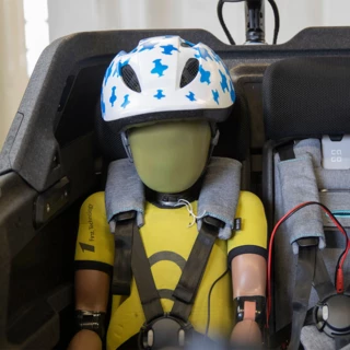 Kinder-Dummy in der Transportbox des FS Life