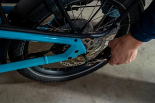 Hinterrad des Ca Go CS wird ausgebaut