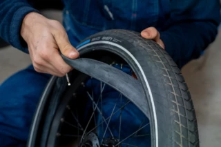 Fahrradschlauch wird aus dem Fahrradreifen entfernt