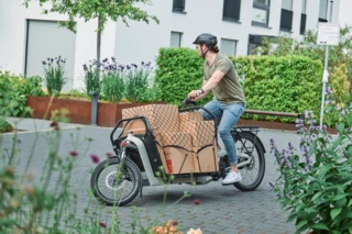 Mann fährt mit einem FS Vario, das mit Paketen beladen ist