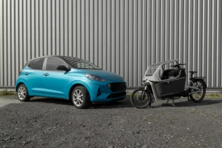 Ca Go FS Life und ein Auto sind gegenüber voneinander geparkt.