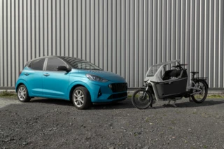 Ca Go FS Life und ein Auto sind gegenüber voneinander geparkt.