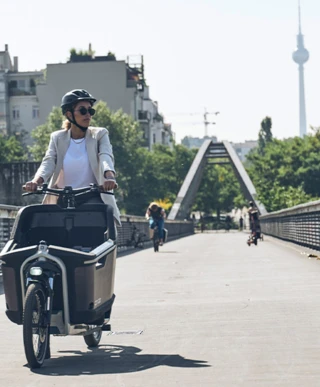 Ca Go FS Life wird von einer Frau über eine Brücke gefahren.