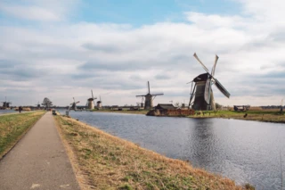 Die berühmten Windmühlen von Kinderdijk direkt am Wasser