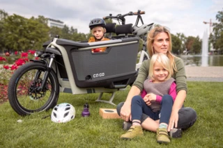 Mutter und Kinder mit FS Life im Park