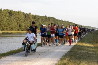 Gruppe von Läufern bei der Challenge 120. Vorneweg fährt ein Ca Go FS Life