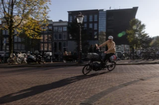 Mann fährt mit dem Ca Go CS durch Amsterdam