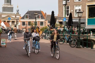 Het stadsleven in het centrum van de studentenstad Leiden.