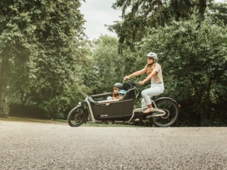 Ca Go FS Life Family aufgenommen in Berlin. In der Box sitzen zwei Kinder, eine Frau fährt.