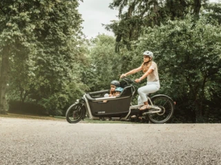 Ca Go FS Life Family aufgenommen in Berlin. In der Box sitzen zwei Kinder, eine Frau fährt.
