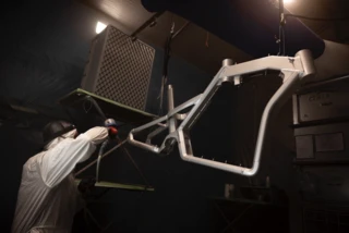 Der Rouleur CS Rahmen wird mit Farbe besprüht