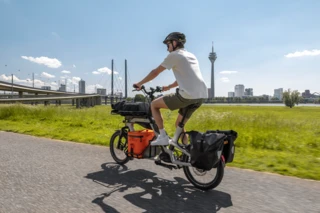 Mann fährt mit Ca Go CS durch Düsseldorf