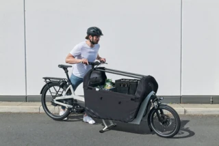 Mann bockt FS Vario ab